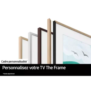 Quatre cadres TV personnalisables de différentes couleurs sont présentés à côté d'un cadre SAMSUNG TQ55LS03F THE FRAME, dont l'écran affiche un paysage marin partiellement visible.
