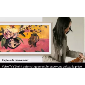 Une femme sort d'une pièce où se trouve un téléviseur SAMSUNG TQ55LS03F THE FRAME affichant des œuvres d'art vibrantes ; un texte en français décrit sa fonction de détecteur de mouvement.