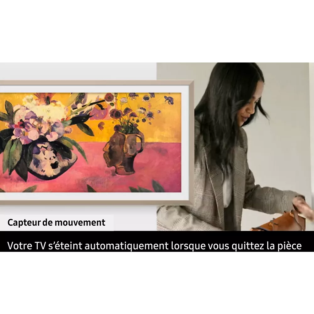 Une femme sort d'une pièce où se trouve un téléviseur SAMSUNG TQ55LS03F THE FRAME affichant des œuvres d'art vibrantes ; un texte en français décrit sa fonction de détecteur de mouvement.