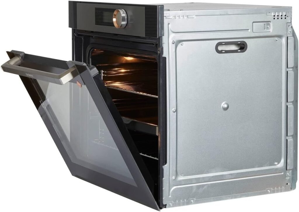 Le DE DIETRICH DOP7350X est un four encastrable contemporain, doté d'un intérieur spacieux avec des grilles pratiques et un panneau latéral élégant, présenté ici avec la porte ouverte.