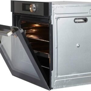 Le DE DIETRICH DOP7350X est un four encastrable contemporain, doté d'un intérieur spacieux avec des grilles pratiques et un panneau latéral élégant, présenté ici avec la porte ouverte.