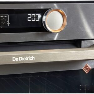 Gros plan sur le panneau de commande moderne du four DE DIETRICH DOP7350X affichant 200°C, avec la poignée de la porte du four visible.
