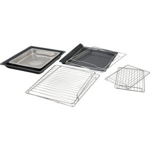 Cinq grilles de four en métal, des plateaux et un moule de cuisson de la gamme DE DIETRICH DOR7586X sont disposés sur un fond blanc.