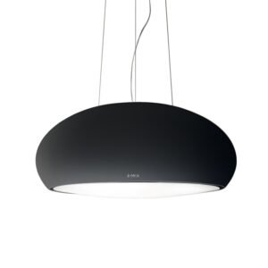 Une lampe suspendue moderne en forme de dôme noir, reprenant le design épuré de la hotte de cuisine ELICA CRUISE IX/A/90 (Copie), est élégamment suspendue au plafond à l'aide de fils fins.