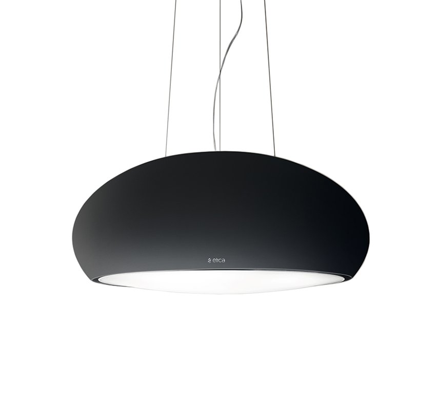 Une lampe suspendue moderne en forme de dôme noir, reprenant le design épuré de la hotte de cuisine ELICA CRUISE IX/A/90 (Copie), est élégamment suspendue au plafond à l'aide de fils fins.