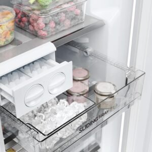Réfrigérateur HAIER H4F306WDH1 ouvert, présentant des glaçons, des baies surgelées, des brocolis dans des récipients et des bocaux disposés sur un plateau coulissant transparent.
