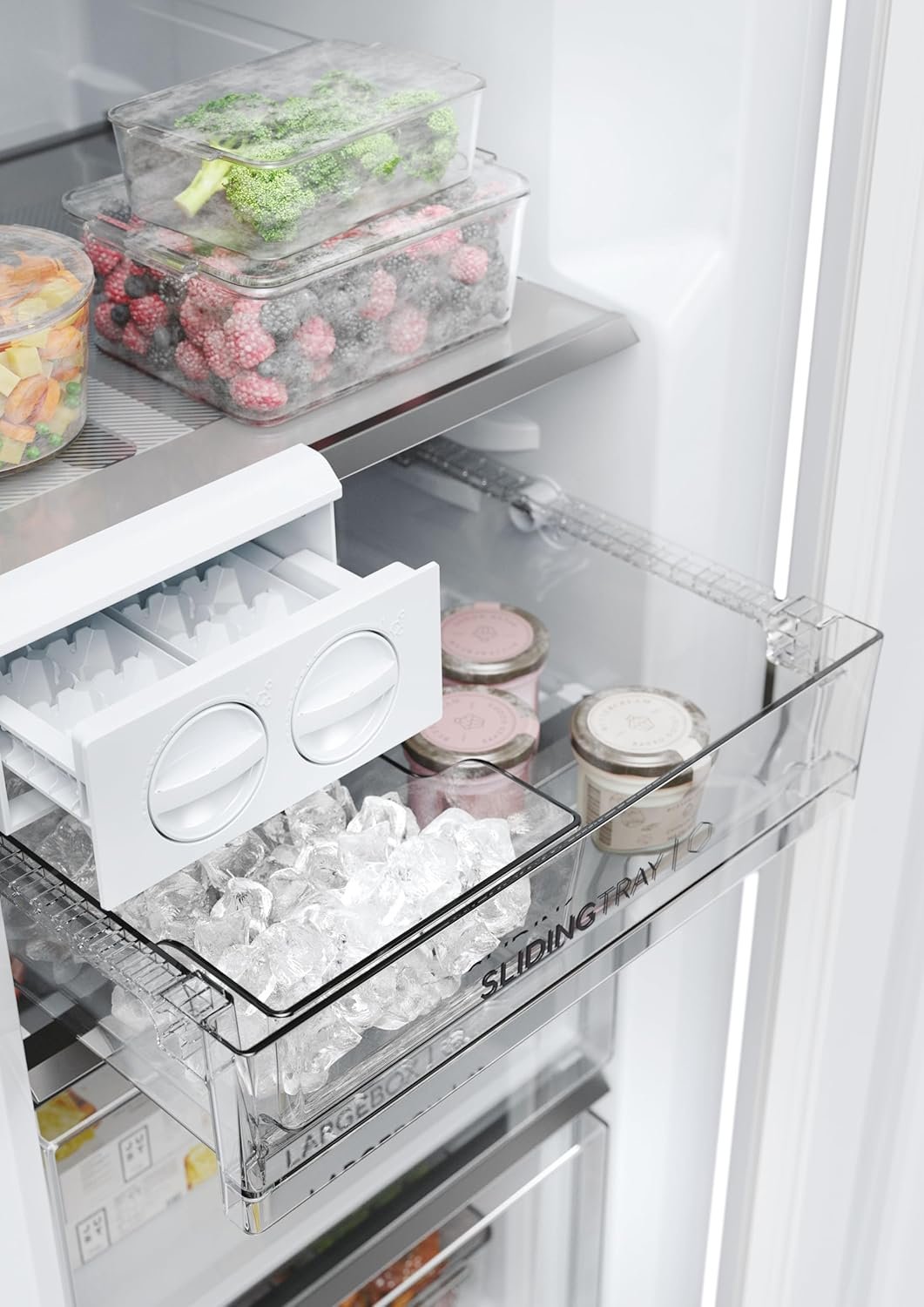 Réfrigérateur HAIER H4F306WDH1 ouvert, présentant des glaçons, des baies surgelées, des brocolis dans des récipients et des bocaux disposés sur un plateau coulissant transparent.