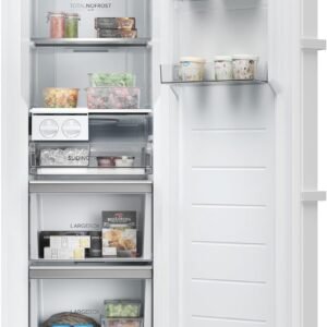 Le réfrigérateur HAIER H4F306WDH1 est ouvert et présente des étagères bien remplies et des compartiments de porte remplis de récipients et d'articles alimentaires assortis.