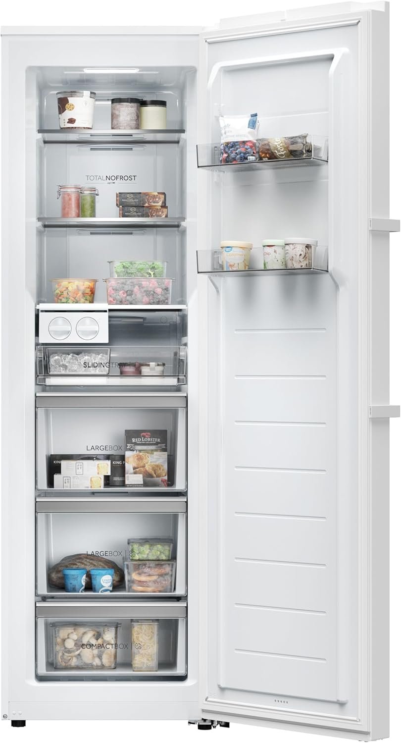 Le réfrigérateur HAIER H4F306WDH1 est ouvert et présente des étagères bien remplies et des compartiments de porte remplis de récipients et d'articles alimentaires assortis.