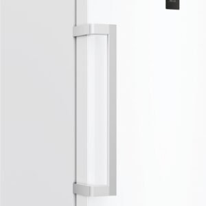Gros plan d'une poignée de porte verticale argentée moderne sur la porte d'un réfrigérateur HAIER H4F306WDH1 blanc.