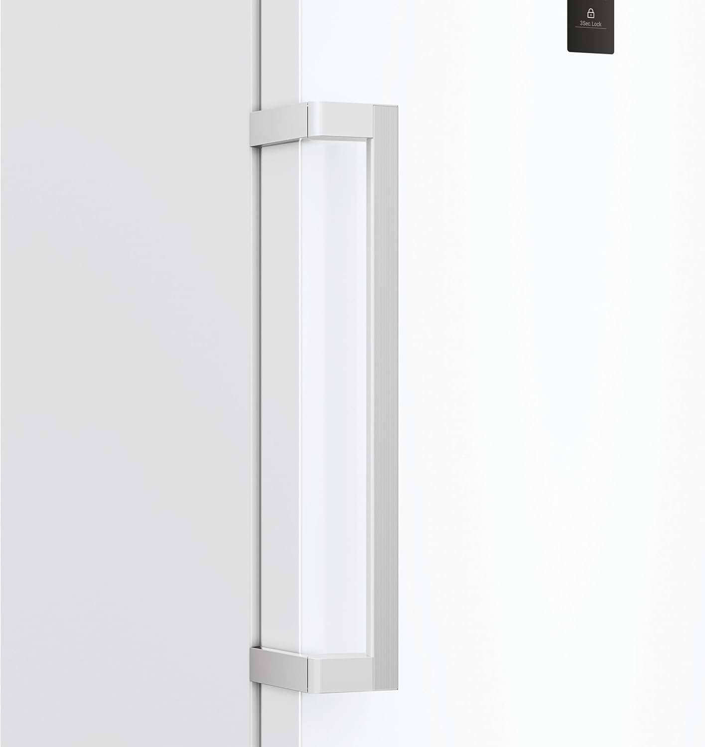 Gros plan d'une poignée de porte verticale argentée moderne sur la porte d'un réfrigérateur HAIER H4F306WDH1 blanc.
