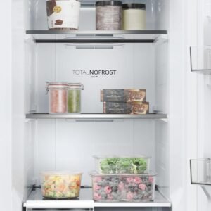 Ouvrez le réfrigérateur HAIER H4F306WDH1 pour découvrir des étagères remplies de glaces, de bocaux, de baies congelées, de légumes et d'autres aliments surgelés.
