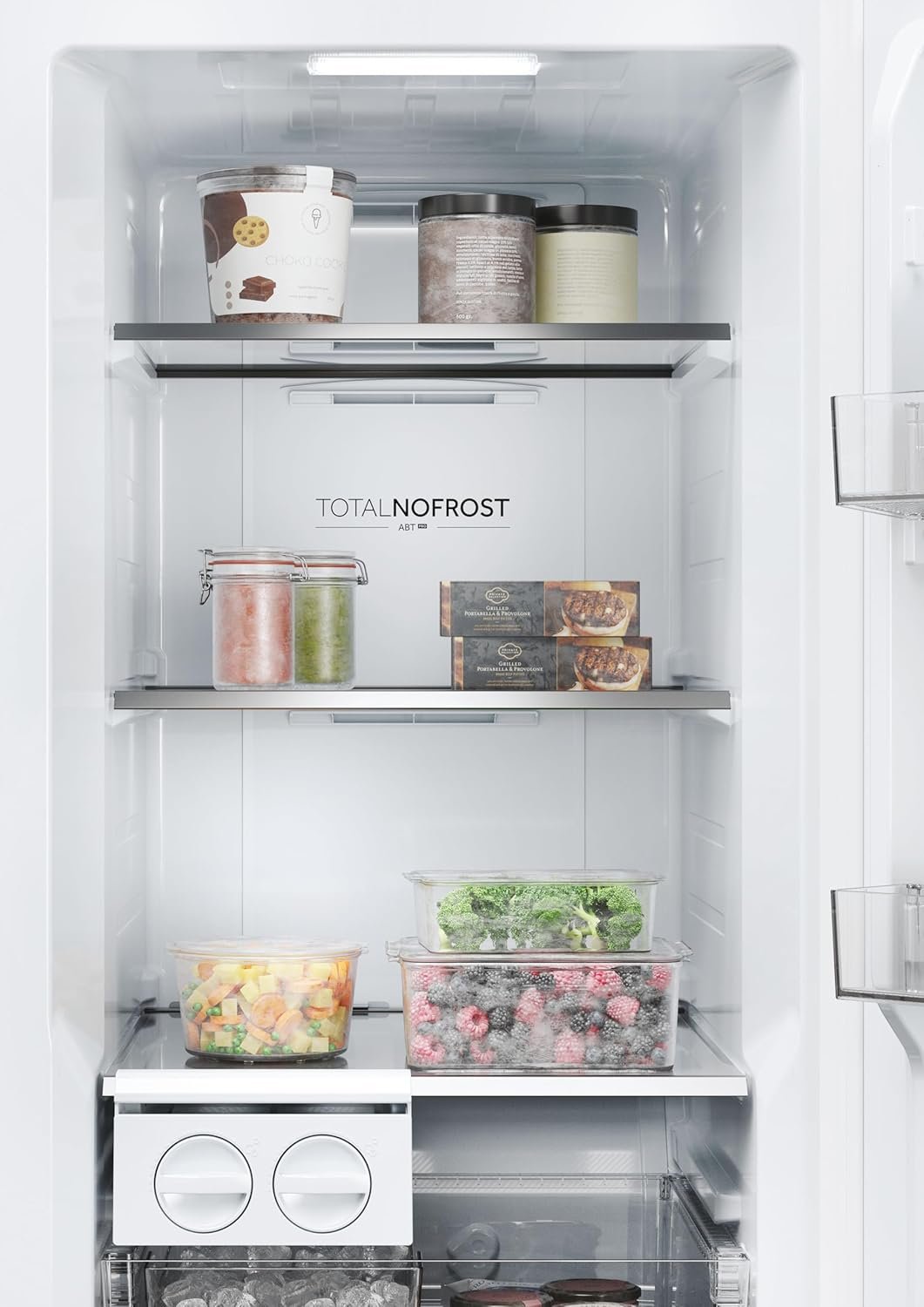 Ouvrez le réfrigérateur HAIER H4F306WDH1 pour découvrir des étagères remplies de glaces, de bocaux, de baies congelées, de légumes et d'autres aliments surgelés.