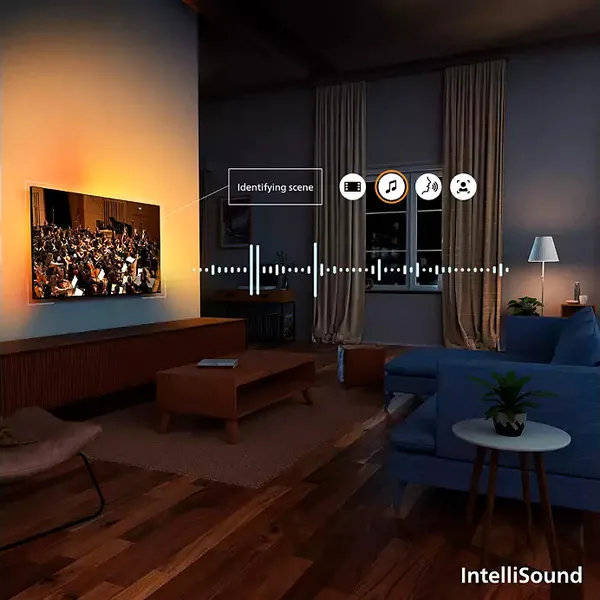 Un salon avec un téléviseur PHILIPS 55OLED850/12 affichant "Identifying scene" et des icônes audio, mettant en valeur ses fonctions sonores intelligentes.