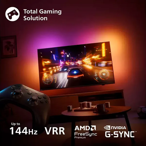 Une configuration de jeu avec le téléviseur PHILIPS 65OLED850/12 OLED affichant un jeu de course, avec un éclairage RVB vibrant et une manette au premier plan.