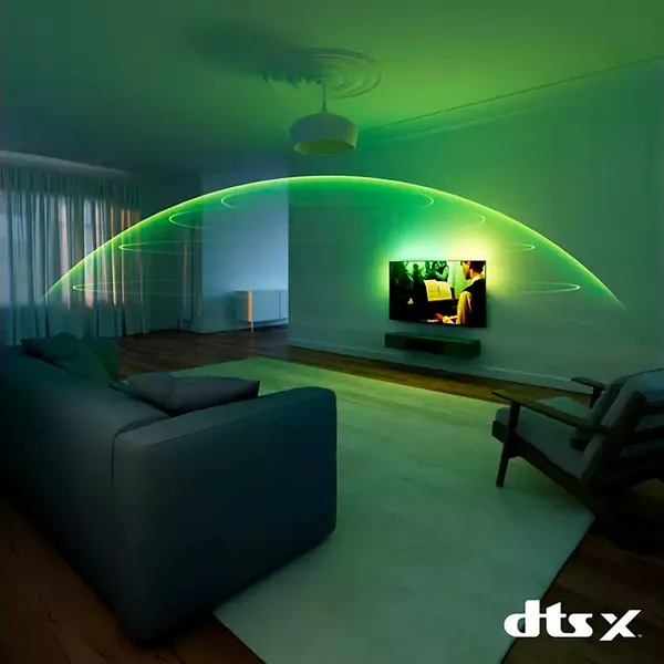 Dans le salon, un téléviseur PHILIPS 65OLED850/12 diffuse des ondes sonores d'un vert éclatant au-dessus du canapé, mettant visuellement en valeur sa technologie audio DTS:X.