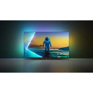 Le téléviseur PHILIPS 65OLED850/12 OLED montre un astronaute debout sur l'eau, avec un rétroéclairage vif et coloré qui illumine le mur derrière l'écran.