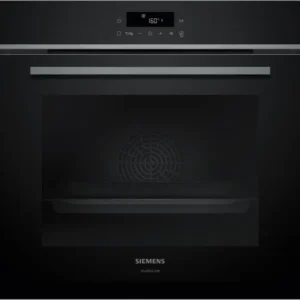 Le four encastrable SIEMENS HB472G0B3F, d'un noir élégant, est doté d'un affichage numérique à 160°C lorsque la porte est fermée et d'une grille d'aération frontale bien visible.