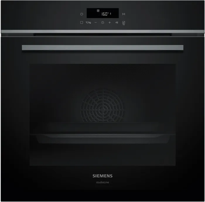 Le four encastrable SIEMENS HB472G0B3F, d'un noir élégant, est doté d'un affichage numérique à 160°C lorsque la porte est fermée et d'une grille d'aération frontale bien visible.