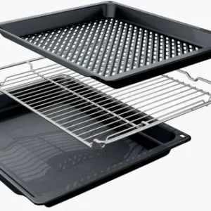 Trois plateaux pour le four SIEMENS HB472G0B3F - un plateau solide, une grille et un plateau perforé - sont empilés sur un fond blanc.
