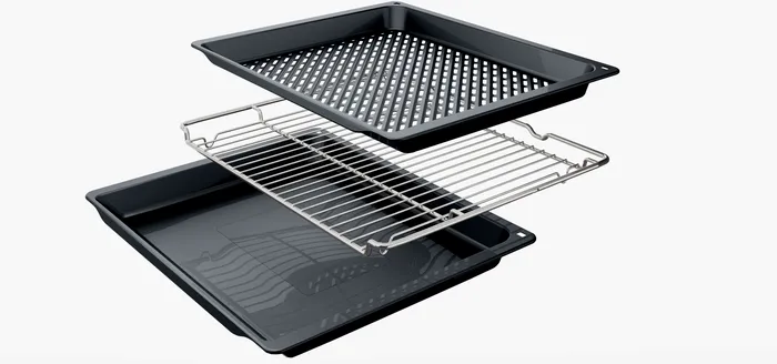 Trois plateaux pour le four SIEMENS HB472G0B3F - un plateau solide, une grille et un plateau perforé - sont empilés sur un fond blanc.