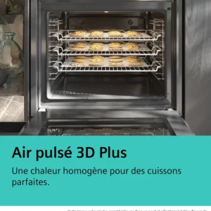 Le four ouvert SIEMENS HB472G0B3F présente trois grilles de biscuits parfaitement cuits, tandis qu'un texte en français souligne sa technologie de convection 3D Plus.