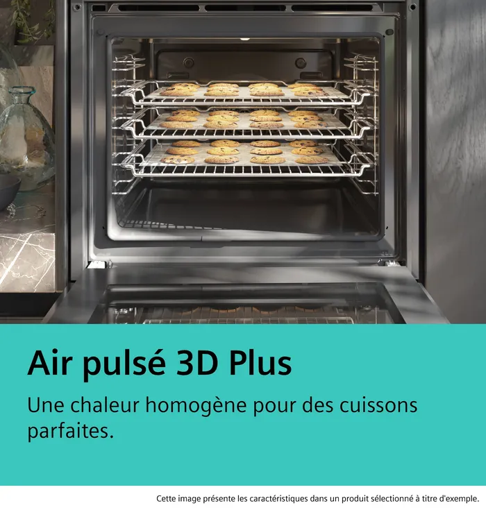 Le four ouvert SIEMENS HB472G0B3F présente trois grilles de biscuits parfaitement cuits, tandis qu'un texte en français souligne sa technologie de convection 3D Plus.