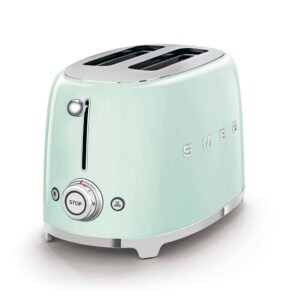 Le SMEG TSF01PGEU VERT D'EAU est un grille-pain à deux tranches avec des accents chromés et un design rétro, fini en vert menthe.