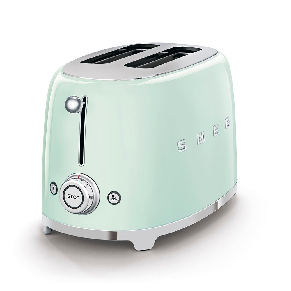 Le SMEG TSF01PGEU VERT D'EAU est un grille-pain à deux tranches avec des accents chromés et un design rétro, fini en vert menthe.