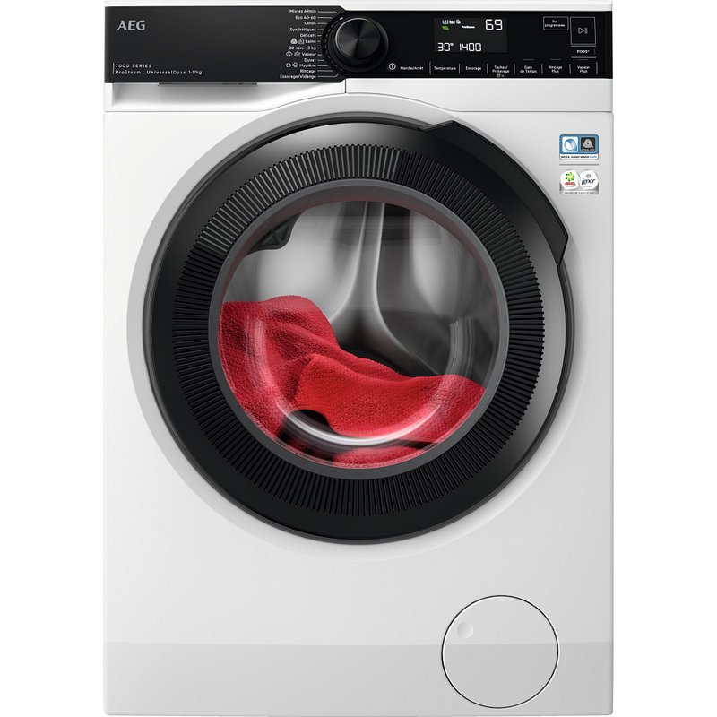 Le lave-linge à chargement frontal AEG LFR731611V est montré en train de laver un vêtement rouge, avec son écran numérique et son panneau de commande en vue.