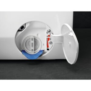 Gros plan du lave-linge AEG LFR731611V montrant son compartiment à filtre ouvert avec le filtre visible et le joint bleu à l'intérieur.
