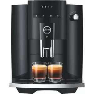 La JURA E4 PIANOBLACK prépare deux tasses de café avec une crème riche et onctueuse, magnifiquement présentée dans des verres transparents.