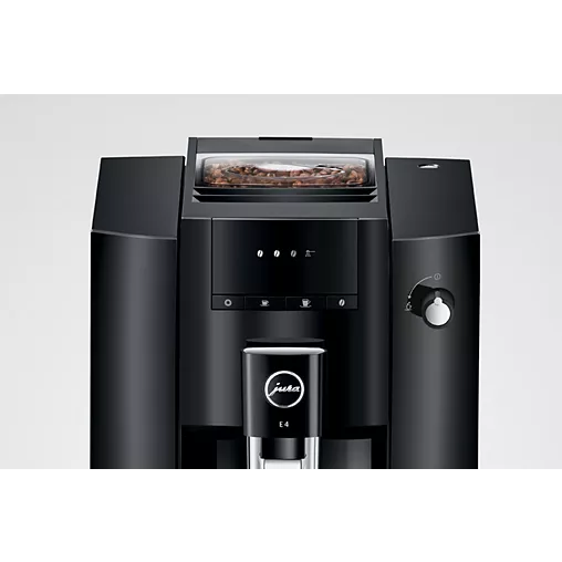 La machine à café JURA E4 PIANOBLACK présente une finition élégante en noir piano avec des grains de café visibles dans le compartiment supérieur, vu de face.