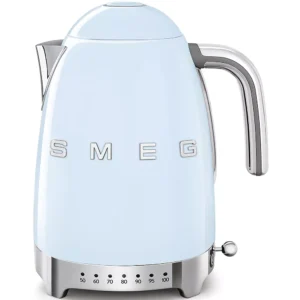 La bouilloire électrique SMEG KLF04PBEU BLEU AZUR présente une finition bleu clair, des accents chromés et des réglages de température affichés à la base.