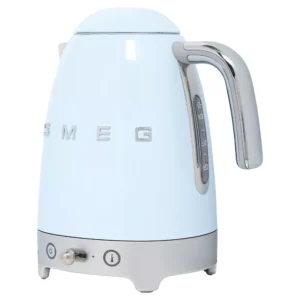 La bouilloire SMEG KLF04PBEU BLEU AZUR avec une poignée et une base argentées est représentée sur un fond blanc.