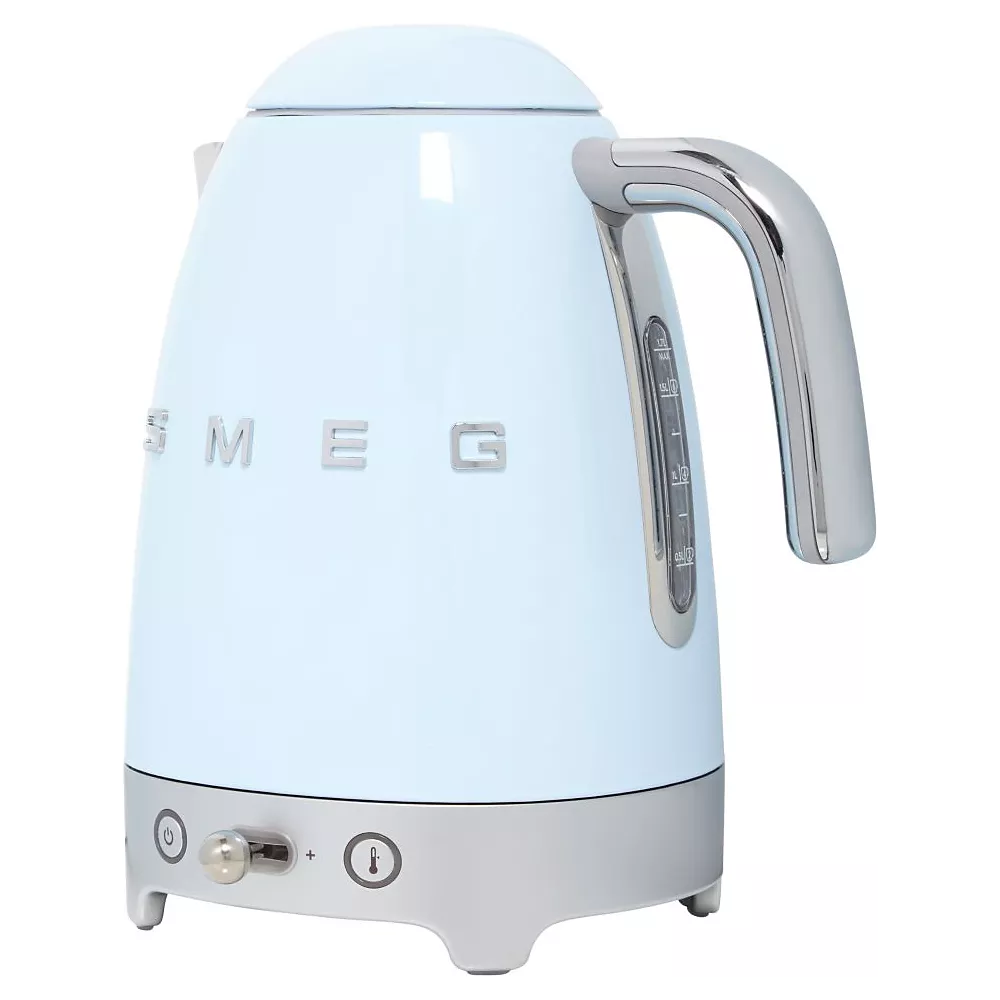 La bouilloire SMEG KLF04PBEU BLEU AZUR avec une poignée et une base argentées est représentée sur un fond blanc.