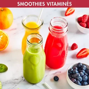 Sur une table blanche, trois bouteilles de smoothies vibrants aux fruits frais et aux épinards, étiquetés "Smoothies Vitaminés", facilement préparés à l'aide du mixeur MAGIMIX 11628.