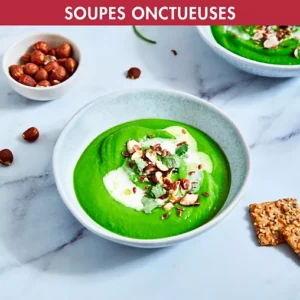 Soupe verte crémeuse, facilement préparée dans le MAGIMIX 11628, garnie d'herbes et de noix, servie avec des crackers et des noisettes.