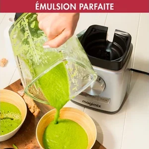 Une main verse une soupe verte dans un bol à l'aide d'un mixeur MAGIMIX 11630, avec le texte "ÉMULSION PARFAITE" au-dessus.