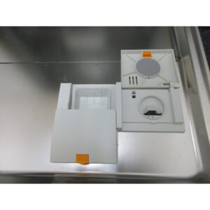 Ouvrez le distributeur de détergent et de produit de rinçage situé sur la porte intérieure en acier inoxydable du lave-vaisselle MIELE G 5152 SCVI.