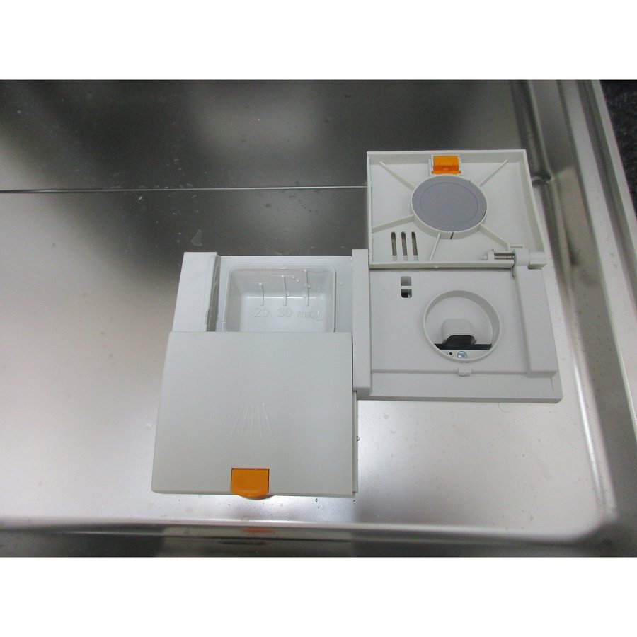 Ouvrez le distributeur de détergent et de produit de rinçage situé sur la porte intérieure en acier inoxydable du lave-vaisselle MIELE G 5152 SCVI.