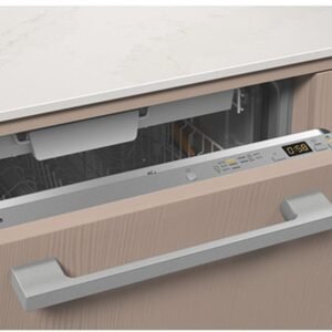 Lave-vaisselle MIELE G 5863 SCVI EXCELLENCE partiellement ouvert avec affichage digital des 58 minutes, intégré dans un meuble en bois clair, faisant preuve d'un design et d'une fonctionnalité remarquables.