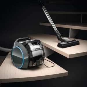 Un aspirateur Miele BOOST CX1 POWERLINE est utilisé pour nettoyer des escaliers en bois clair dans un cadre moderne et minimaliste.