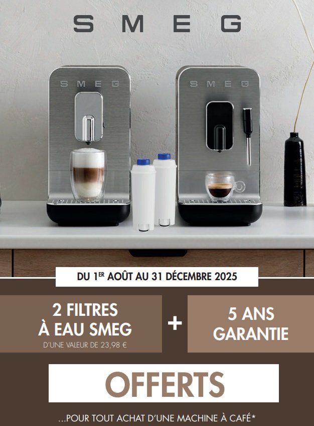 Deux machines à café SMEG sur un comptoir avec des filtres à eau, une tasse à café et un hachoir à proximité ; détails de l'offre promotionnelle montrés.