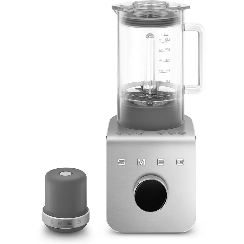 Mixeur SMEG BLC01BLMEU comprenant un pichet transparent, une base argentée et un accessoire gris coordonné placé à côté.