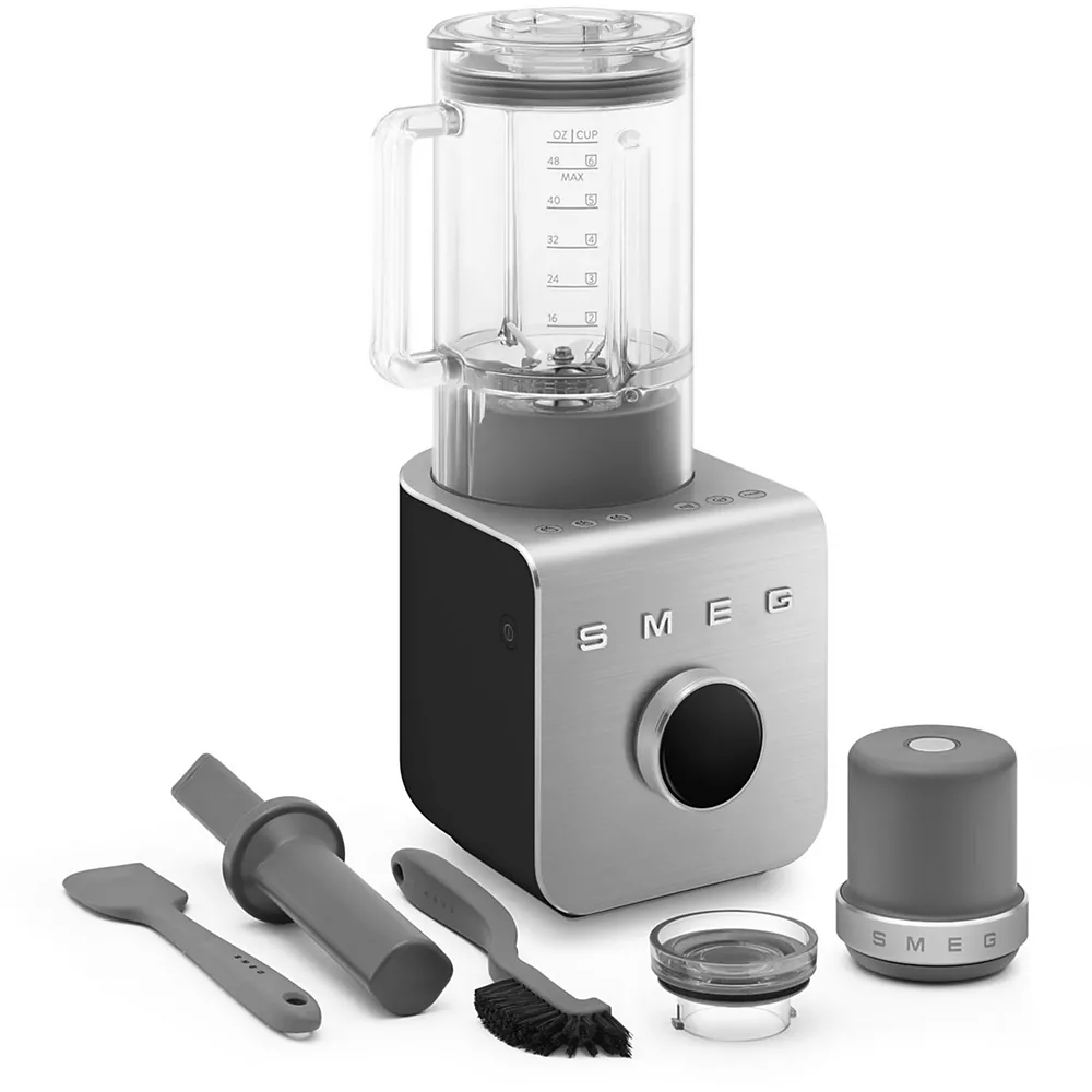 Mixeur SMEG BLC01BLMEU argenté et noir avec spatule, brosse de nettoyage et pièces supplémentaires incluses.