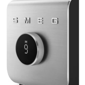Gros plan sur le blender SMEG BLC01BLMEU en acier inoxydable, doté d'un écran numérique affichant le chiffre 9.