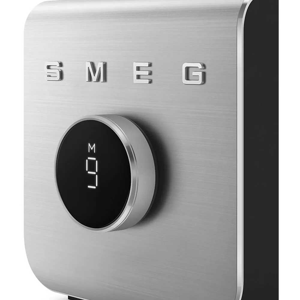 Gros plan sur le blender SMEG BLC01BLMEU en acier inoxydable, doté d'un écran numérique affichant le chiffre 9.