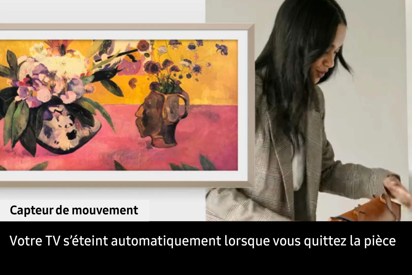 Une femme sort d'une pièce en portant un tableau encadré, accompagné d'un message en français sur la fonction d'arrêt automatique du téléviseur SAMSUNG TQ65LS03WF.
