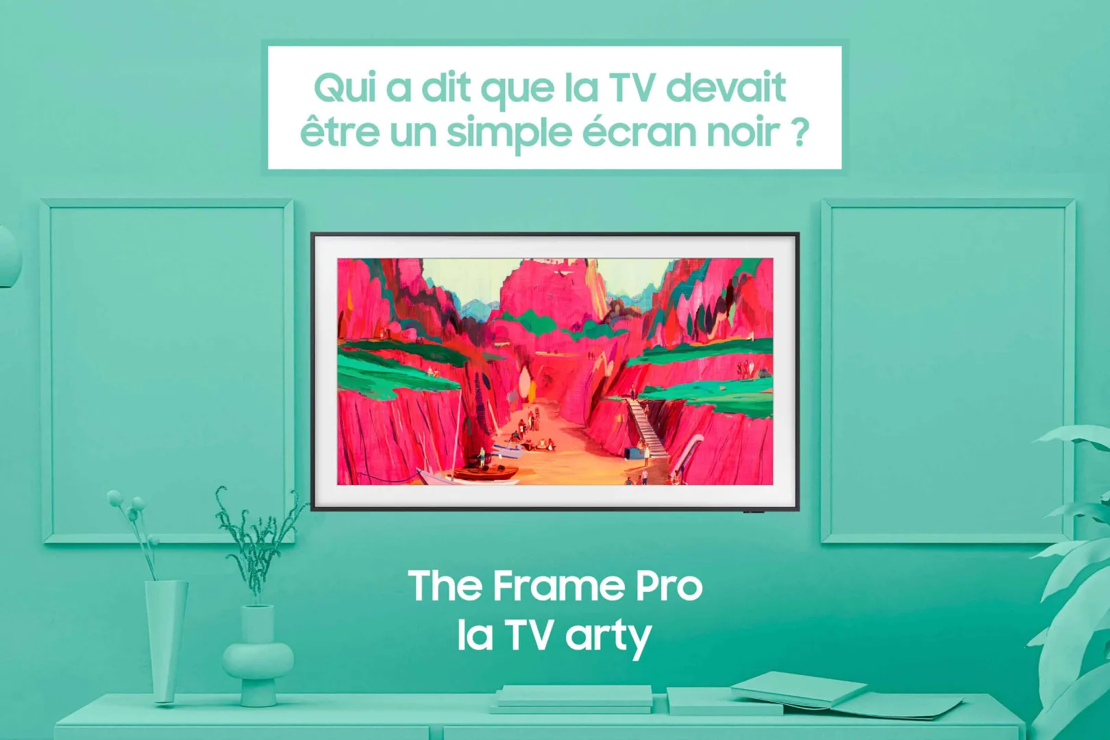 Le téléviseur SAMSUNG TQ65LS03WF, monté sur un mur sarcelle, présente un art vibrant et un texte en français sur The Frame Pro TV dans un affichage élégant.